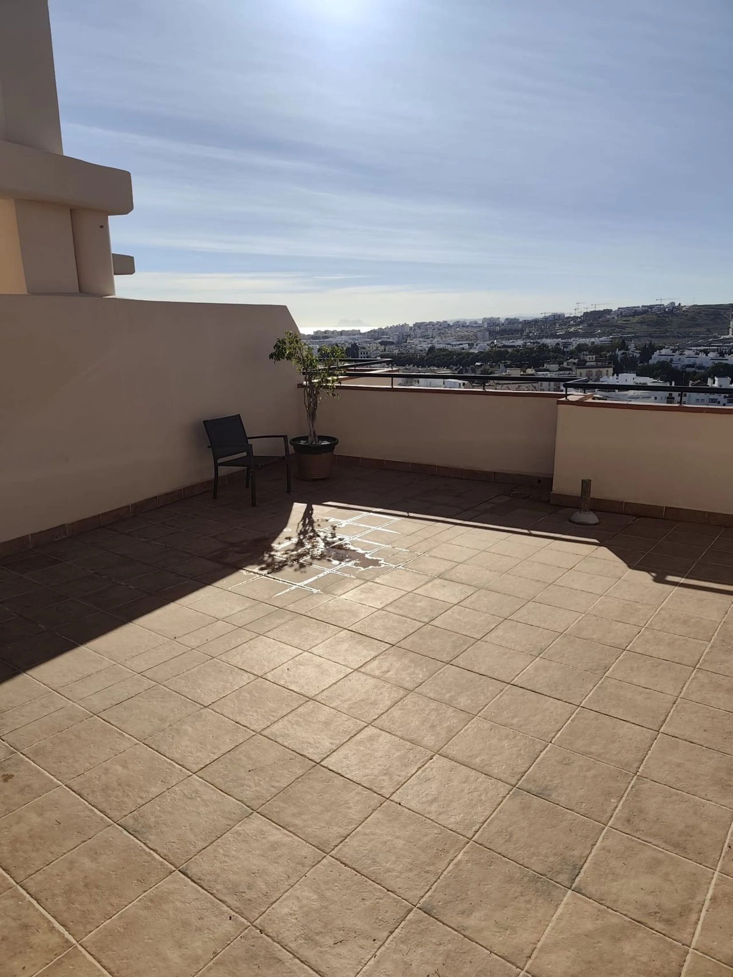 Apartment - Penthouse в продаже в Estepona, Málaga. В доме 2 спален и 1 ванных комнат. Площадь дома 90 м²