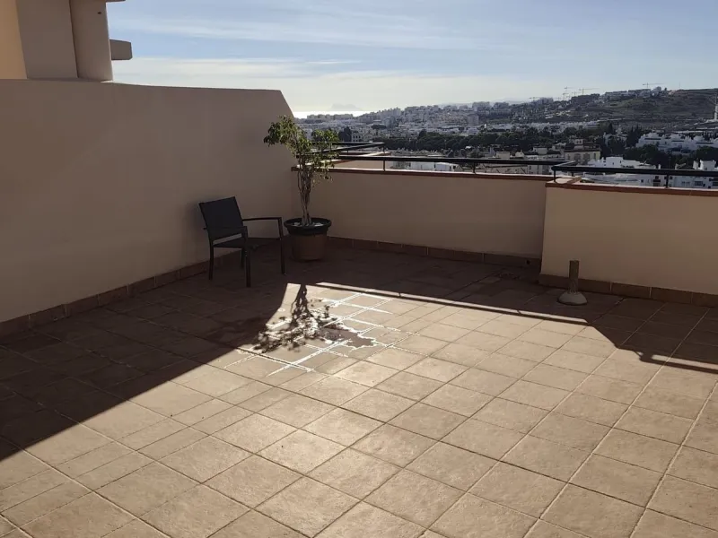 Apartment - Penthouse в продаже в Estepona, Málaga. В доме 2 спален и 1 ванных комнат. Площадь дома 90 м²