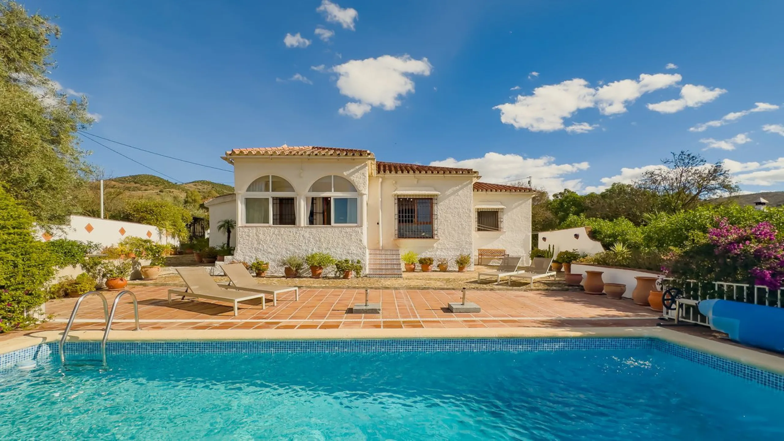 Charming detached house on a large plot with beautiful views, located in the quiet urbanization of Fuente Amarga (Almogía). The house is just a 15-minute drive from a village with all amenities, including shops, restaurants, banks, doctors, and schools.