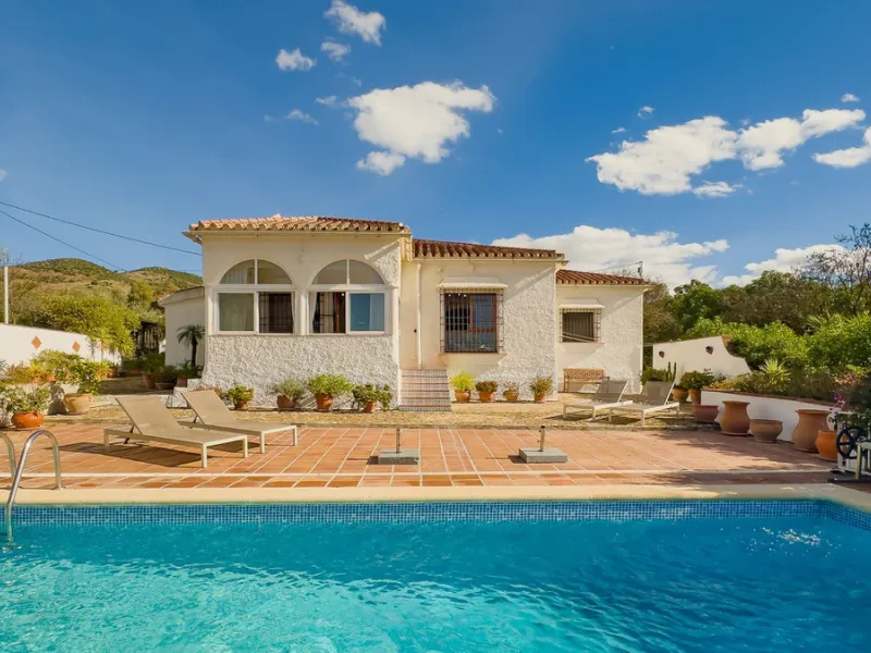 Charming detached house on a large plot with beautiful views, located in the quiet urbanization of Fuente Amarga (Almogía). The house is just a 15-minute drive from a village with all amenities, including shops, restaurants, banks, doctors, and schools.