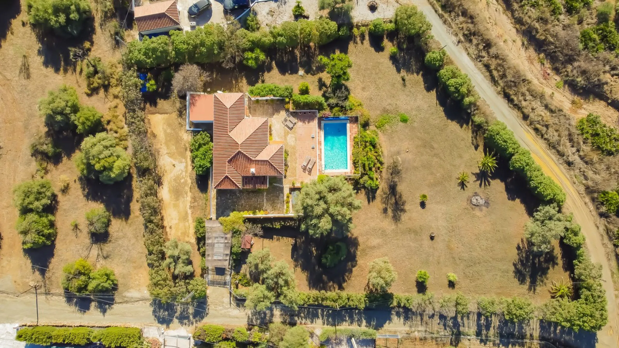 Charming detached house on a large plot with beautiful views, located in the quiet urbanization of Fuente Amarga (Almogía). The house is just a 15-minute drive from a village with all amenities, including shops, restaurants, banks, doctors, and schools.
