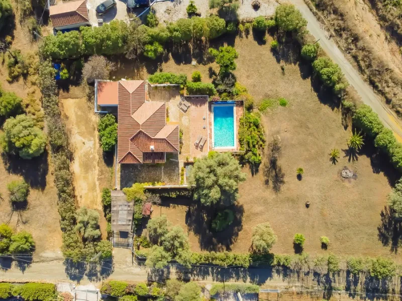 Charming detached house on a large plot with beautiful views, located in the quiet urbanization of Fuente Amarga (Almogía). The house is just a 15-minute drive from a village with all amenities, including shops, restaurants, banks, doctors, and schools.