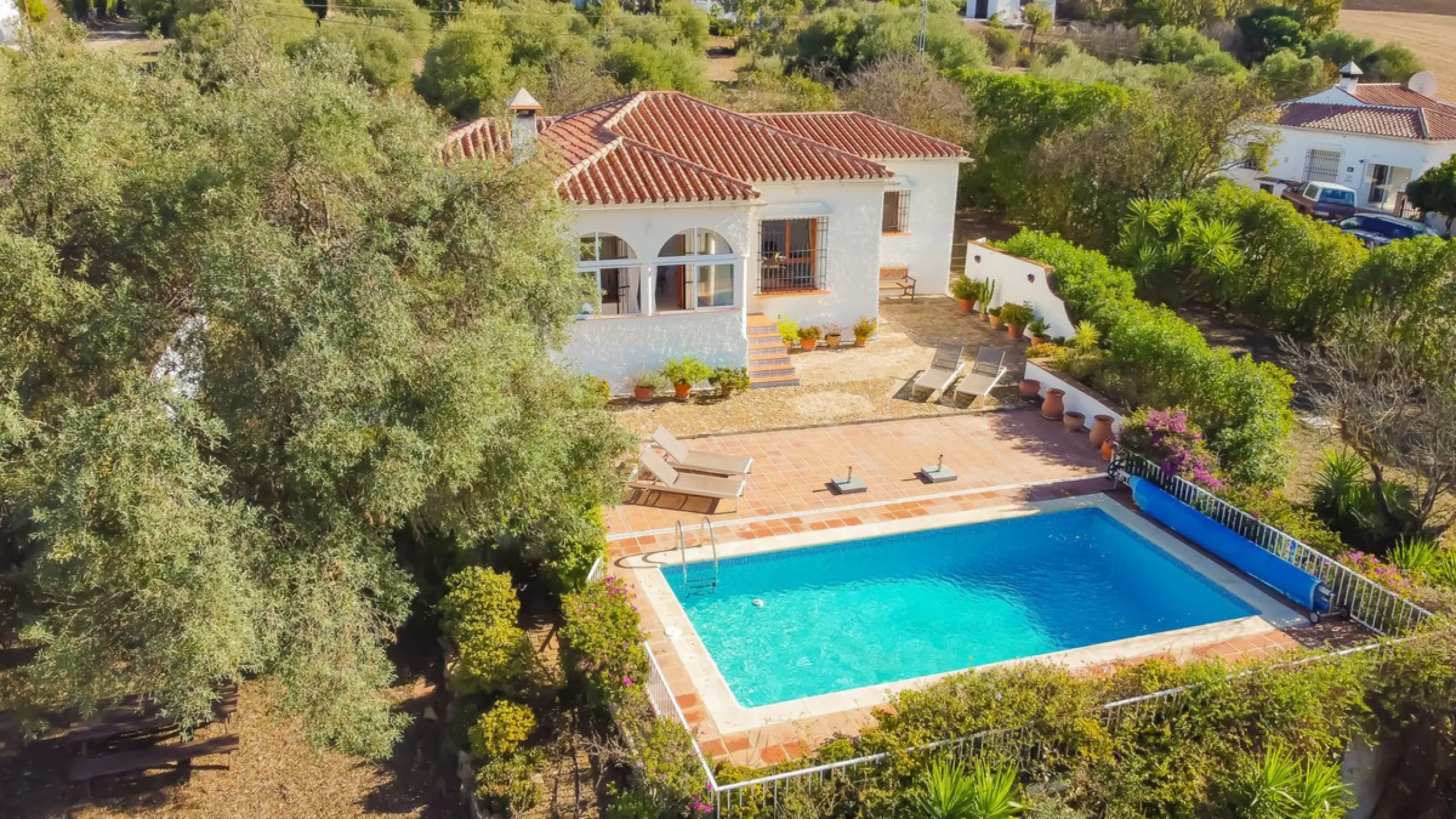 Charming detached house on a large plot with beautiful views, located in the quiet urbanization of Fuente Amarga (Almogía). The house is just a 15-minute drive from a village with all amenities, including shops, restaurants, banks, doctors, and schools.