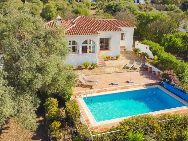 Charming detached house on a large plot with beautiful views, located in the quiet urbanization of Fuente Amarga (Almogía). The house is just a 15-minute drive from a village with all amenities, including shops, restaurants, banks, doctors, and schools.