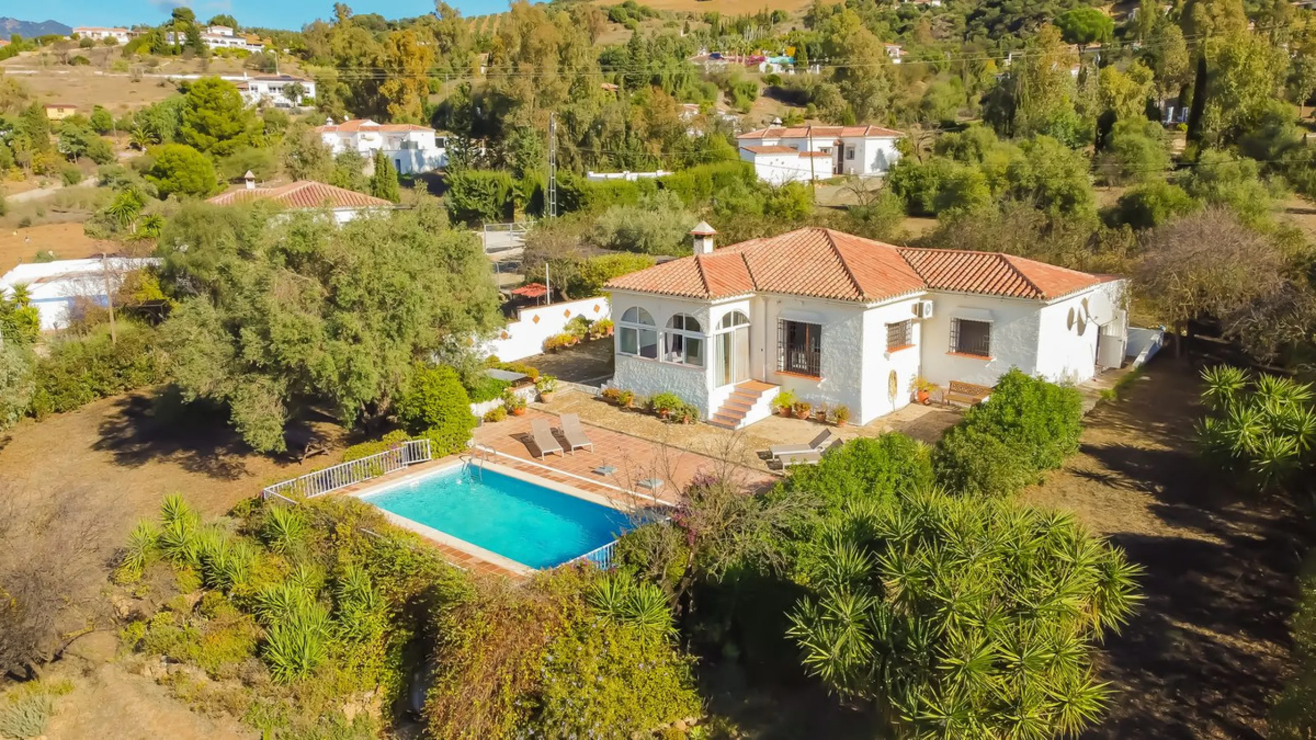Charming detached house on a large plot with beautiful views, located in the quiet urbanization of Fuente Amarga (Almogía). The house is just a 15-minute drive from a village with all amenities, including shops, restaurants, banks, doctors, and schools.