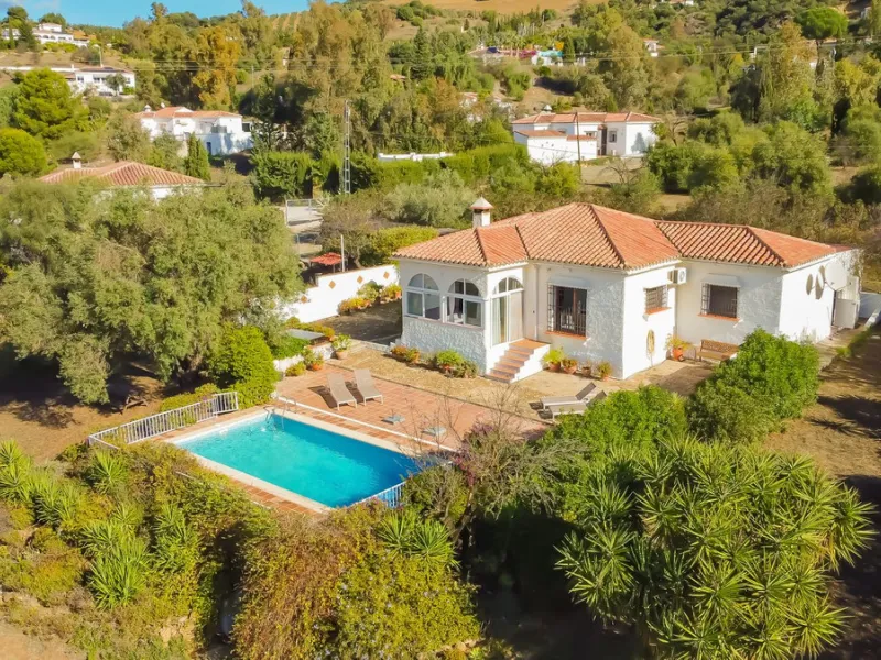Charming detached house on a large plot with beautiful views, located in the quiet urbanization of Fuente Amarga (Almogía). The house is just a 15-minute drive from a village with all amenities, including shops, restaurants, banks, doctors, and schools.