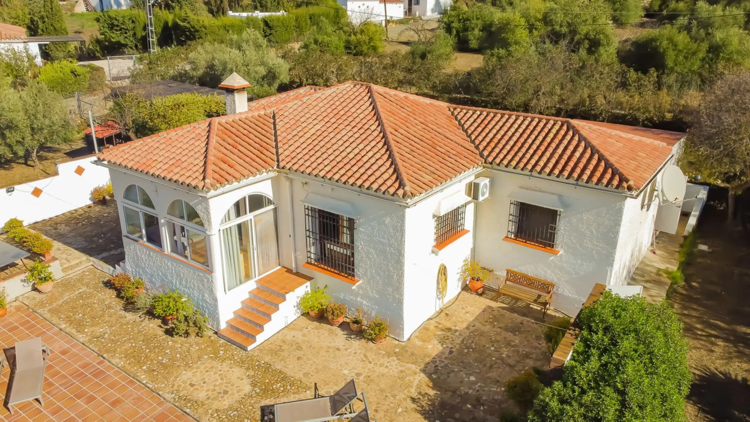 Charming detached house on a large plot with beautiful views, located in the quiet urbanization of Fuente Amarga (Almogía). The house is just a 15-minute drive from a village with all amenities, including shops, restaurants, banks, doctors, and schools.