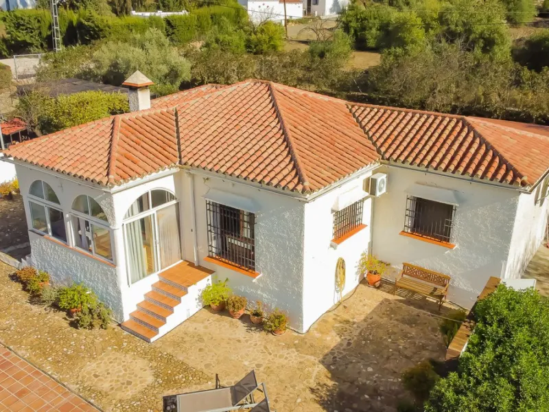 Charming detached house on a large plot with beautiful views, located in the quiet urbanization of Fuente Amarga (Almogía). The house is just a 15-minute drive from a village with all amenities, including shops, restaurants, banks, doctors, and schools.