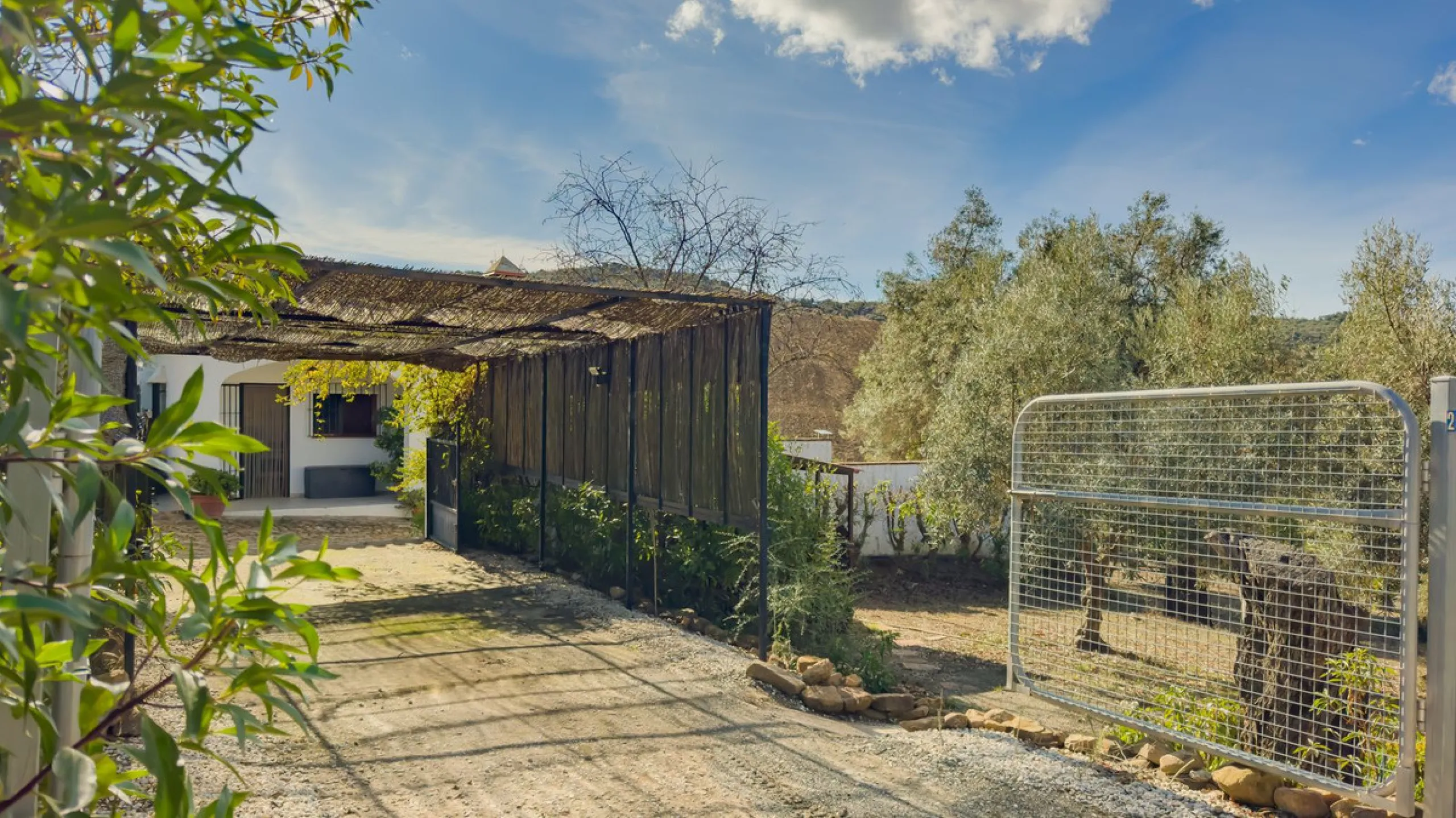 Charming detached house on a large plot with beautiful views, located in the quiet urbanization of Fuente Amarga (Almogía). The house is just a 15-minute drive from a village with all amenities, including shops, restaurants, banks, doctors, and schools.