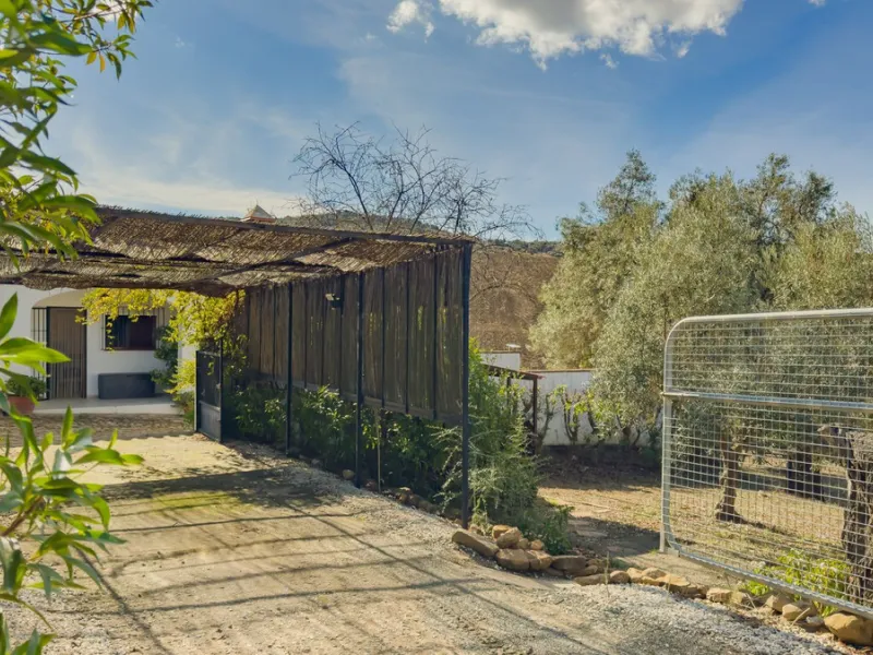 Charming detached house on a large plot with beautiful views, located in the quiet urbanization of Fuente Amarga (Almogía). The house is just a 15-minute drive from a village with all amenities, including shops, restaurants, banks, doctors, and schools.