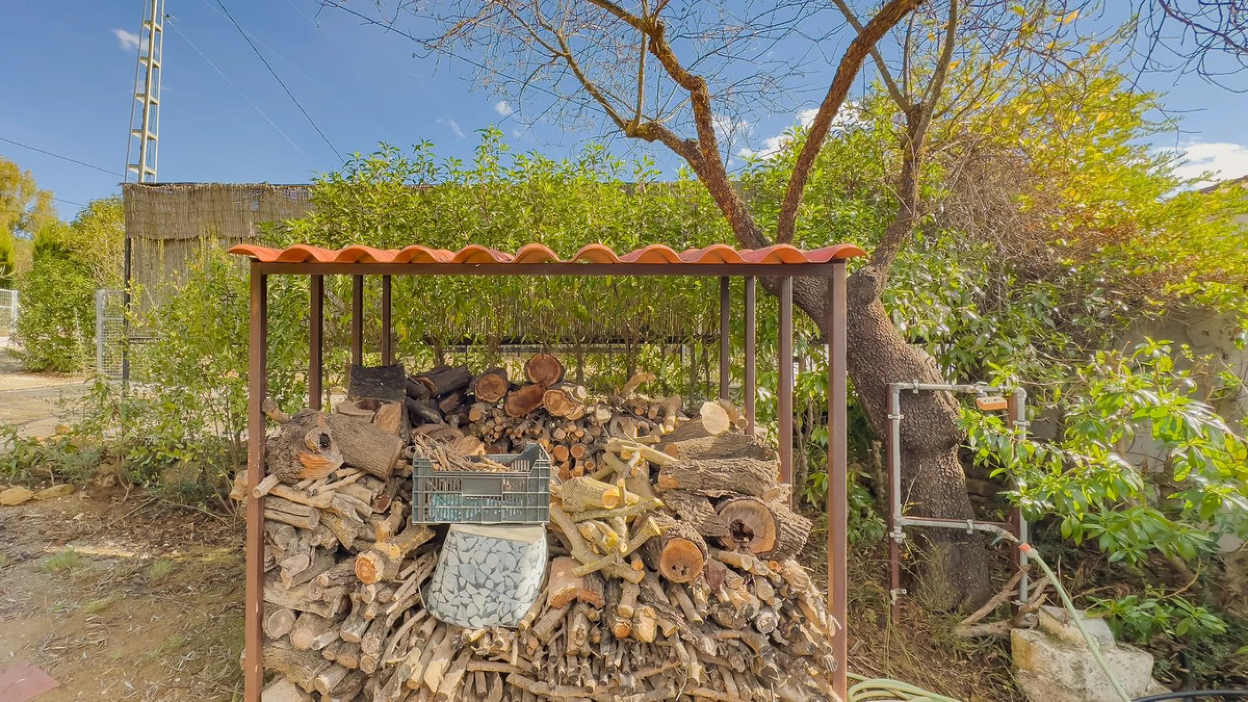 Charming detached house on a large plot with beautiful views, located in the quiet urbanization of Fuente Amarga (Almogía). The house is just a 15-minute drive from a village with all amenities, including shops, restaurants, banks, doctors, and schools.