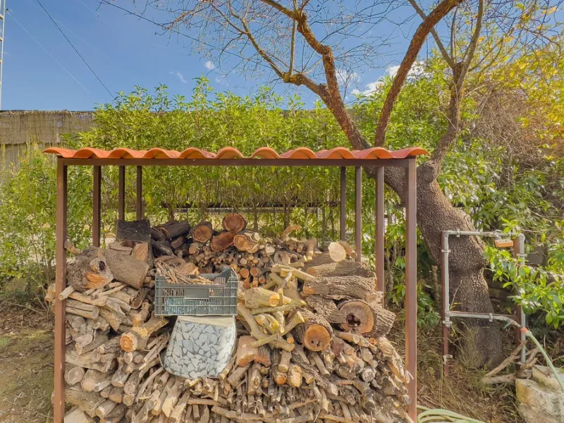 Charming detached house on a large plot with beautiful views, located in the quiet urbanization of Fuente Amarga (Almogía). The house is just a 15-minute drive from a village with all amenities, including shops, restaurants, banks, doctors, and schools.