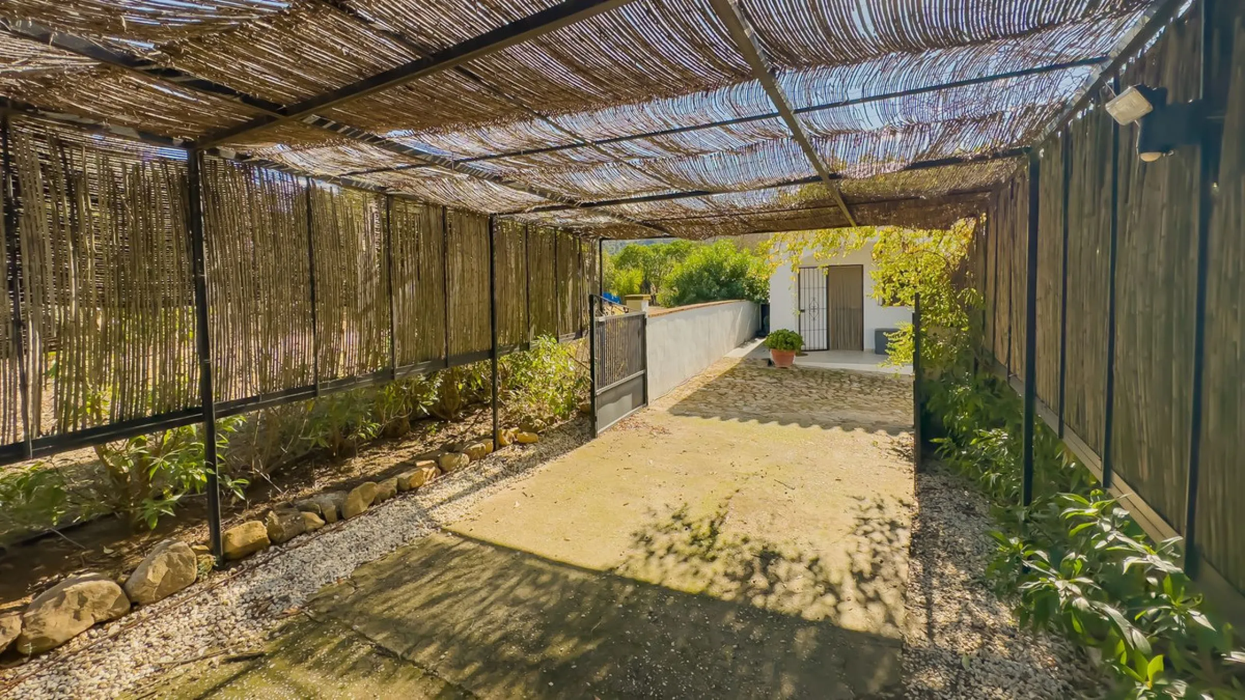 Charming detached house on a large plot with beautiful views, located in the quiet urbanization of Fuente Amarga (Almogía). The house is just a 15-minute drive from a village with all amenities, including shops, restaurants, banks, doctors, and schools.