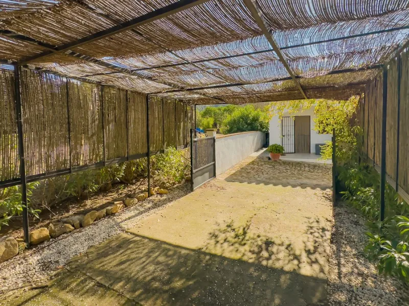 Charming detached house on a large plot with beautiful views, located in the quiet urbanization of Fuente Amarga (Almogía). The house is just a 15-minute drive from a village with all amenities, including shops, restaurants, banks, doctors, and schools.