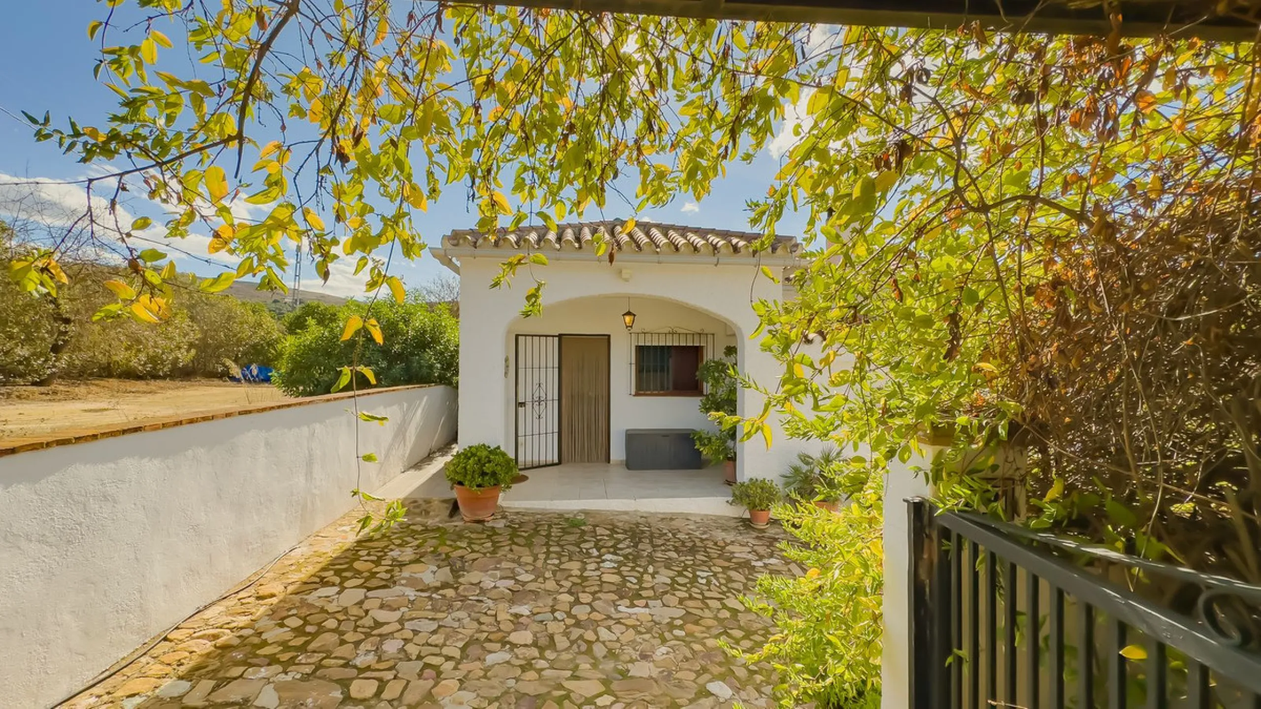 Charming detached house on a large plot with beautiful views, located in the quiet urbanization of Fuente Amarga (Almogía). The house is just a 15-minute drive from a village with all amenities, including shops, restaurants, banks, doctors, and schools.