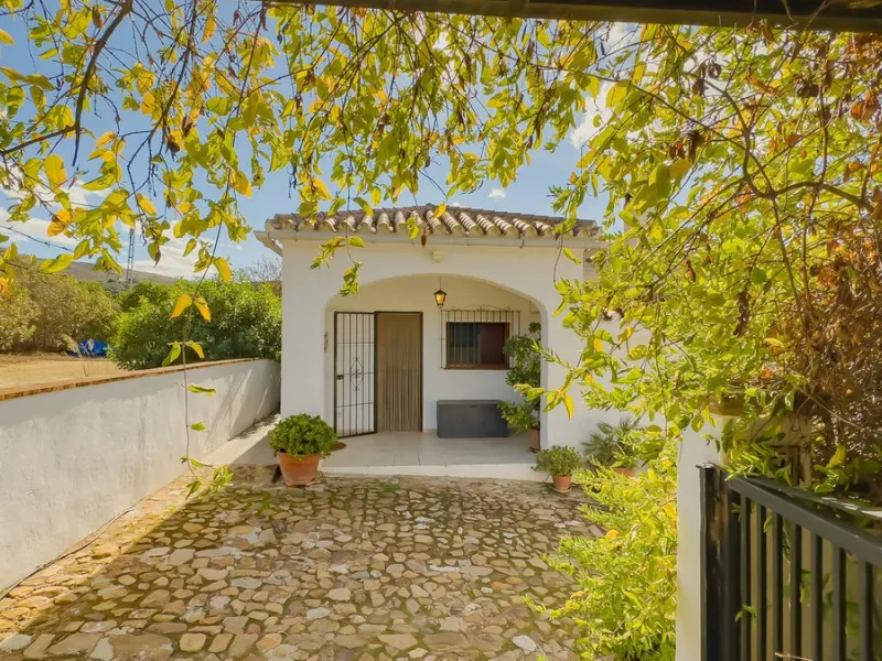 Charming detached house on a large plot with beautiful views, located in the quiet urbanization of Fuente Amarga (Almogía). The house is just a 15-minute drive from a village with all amenities, including shops, restaurants, banks, doctors, and schools.