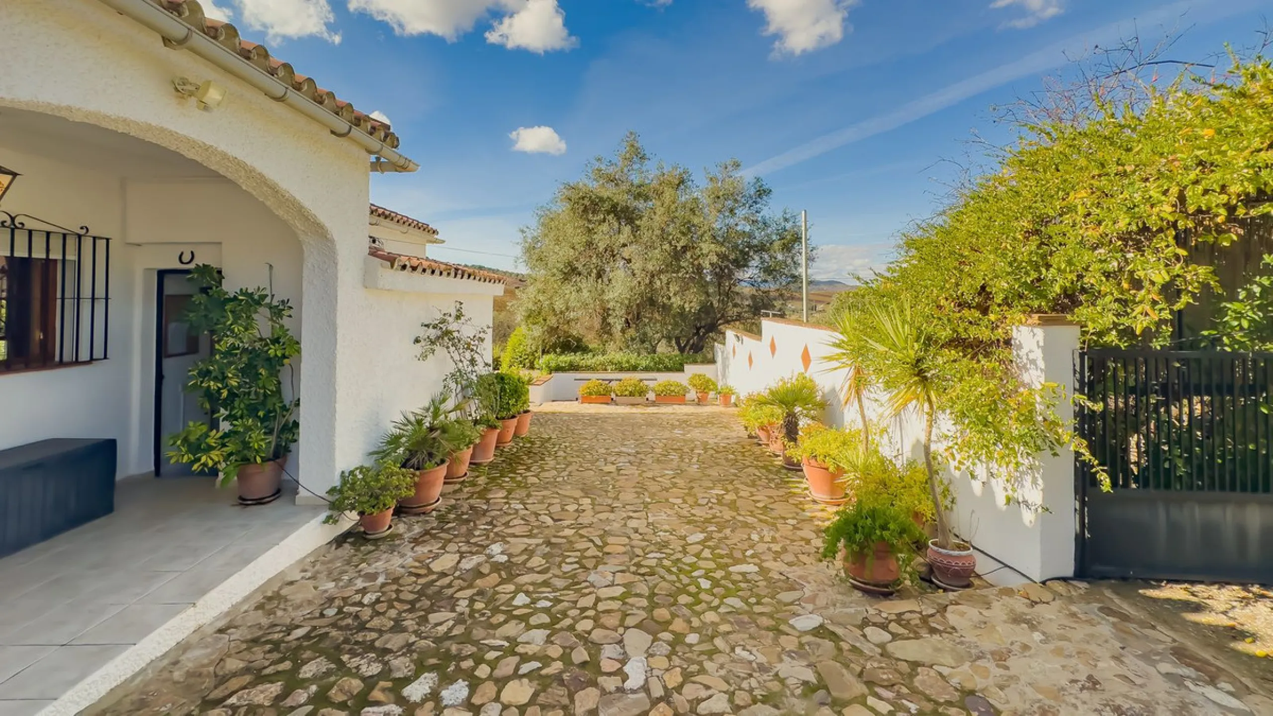 Charming detached house on a large plot with beautiful views, located in the quiet urbanization of Fuente Amarga (Almogía). The house is just a 15-minute drive from a village with all amenities, including shops, restaurants, banks, doctors, and schools.