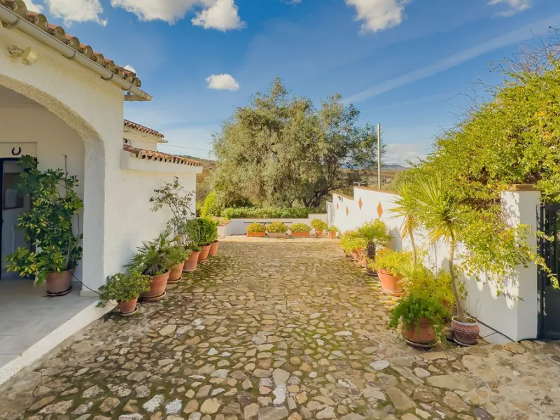 Charming detached house on a large plot with beautiful views, located in the quiet urbanization of Fuente Amarga (Almogía). The house is just a 15-minute drive from a village with all amenities, including shops, restaurants, banks, doctors, and schools.