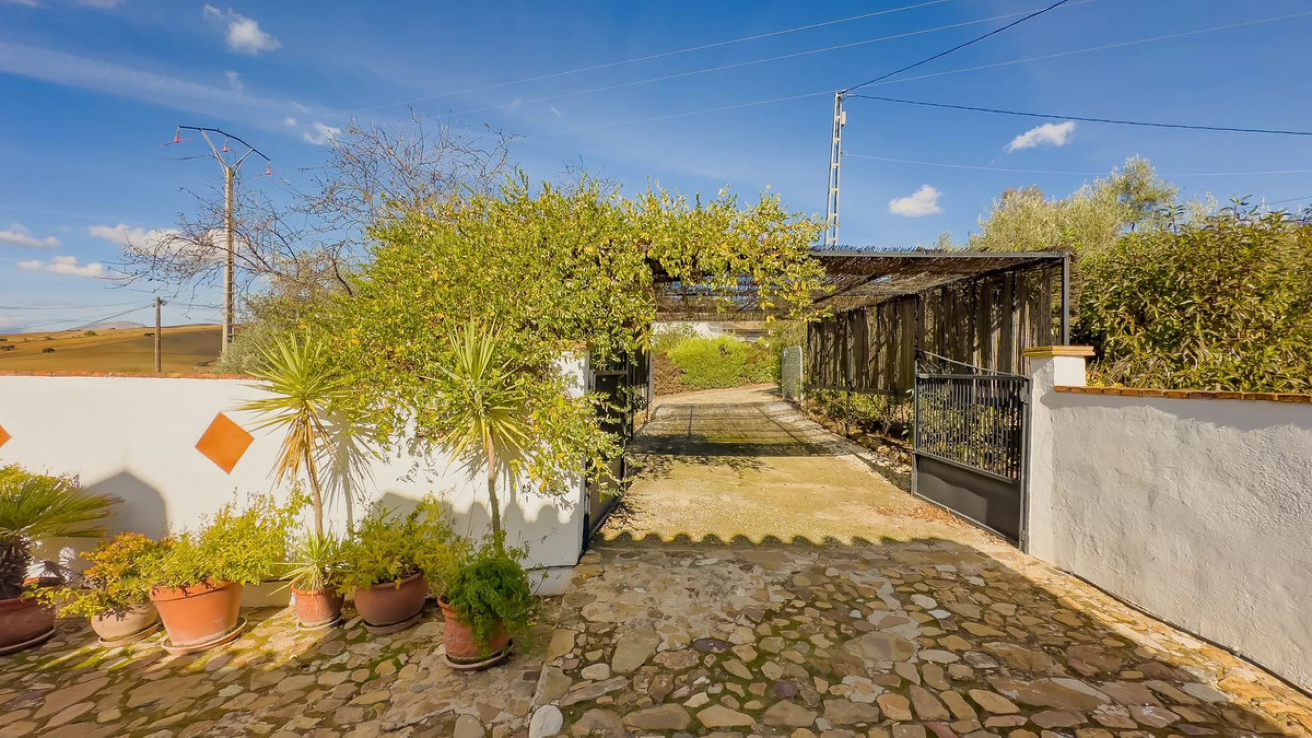 Charming detached house on a large plot with beautiful views, located in the quiet urbanization of Fuente Amarga (Almogía). The house is just a 15-minute drive from a village with all amenities, including shops, restaurants, banks, doctors, and schools.
