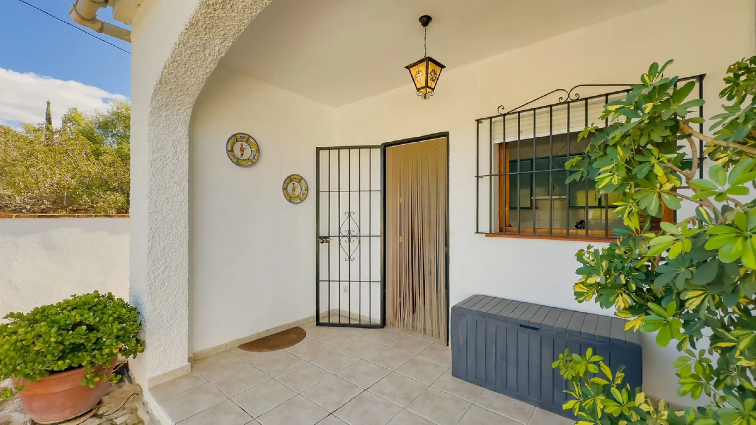Charming detached house on a large plot with beautiful views, located in the quiet urbanization of Fuente Amarga (Almogía). The house is just a 15-minute drive from a village with all amenities, including shops, restaurants, banks, doctors, and schools.