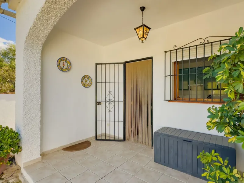 Charming detached house on a large plot with beautiful views, located in the quiet urbanization of Fuente Amarga (Almogía). The house is just a 15-minute drive from a village with all amenities, including shops, restaurants, banks, doctors, and schools.