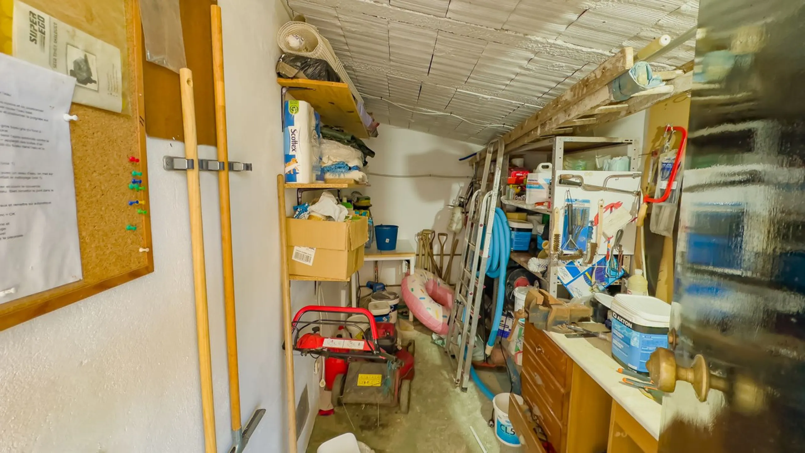 Charming detached house on a large plot with beautiful views, located in the quiet urbanization of Fuente Amarga (Almogía). The house is just a 15-minute drive from a village with all amenities, including shops, restaurants, banks, doctors, and schools.