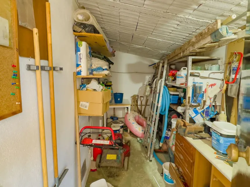 Charming detached house on a large plot with beautiful views, located in the quiet urbanization of Fuente Amarga (Almogía). The house is just a 15-minute drive from a village with all amenities, including shops, restaurants, banks, doctors, and schools.