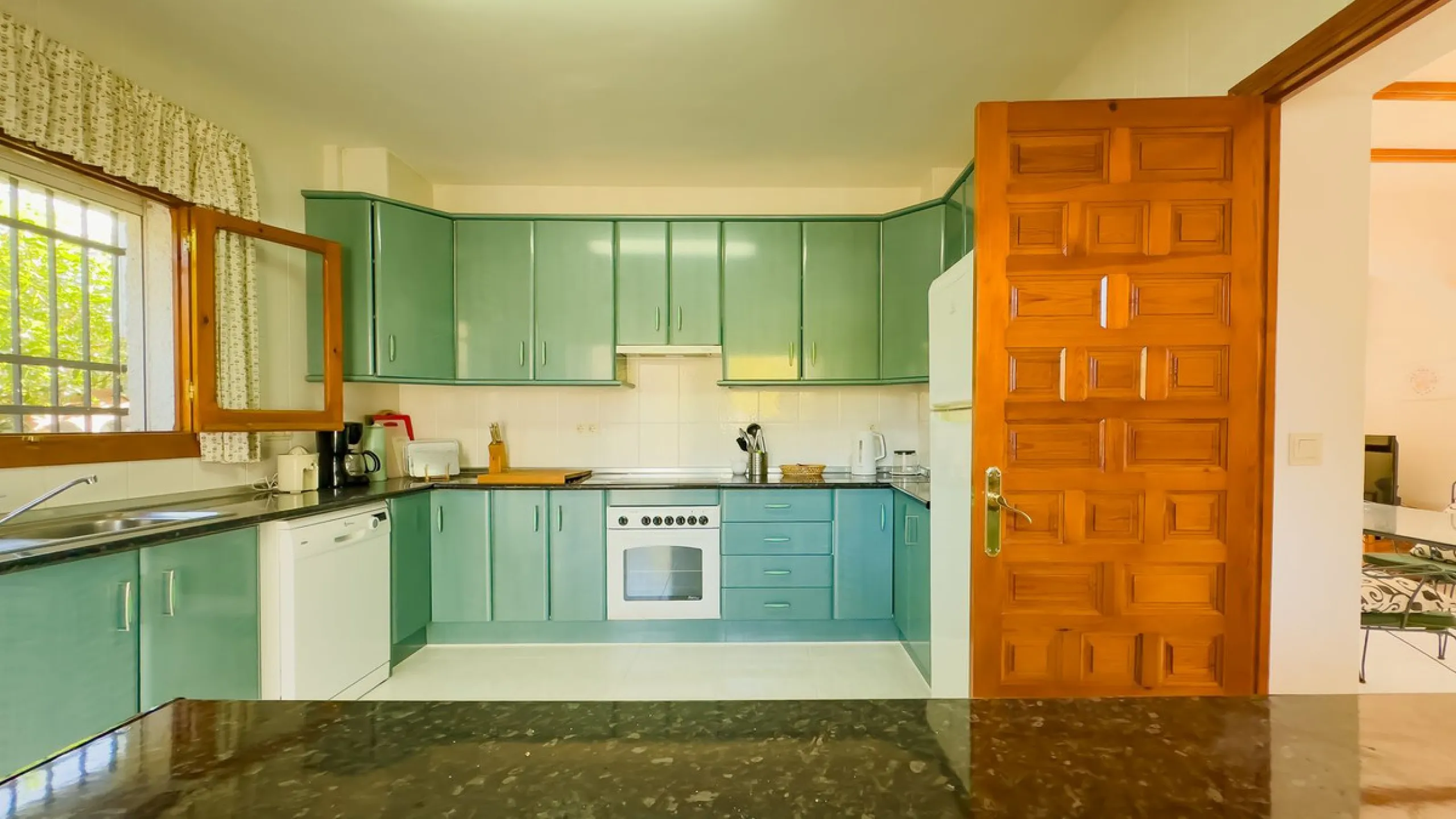 Charming detached house on a large plot with beautiful views, located in the quiet urbanization of Fuente Amarga (Almogía). The house is just a 15-minute drive from a village with all amenities, including shops, restaurants, banks, doctors, and schools.