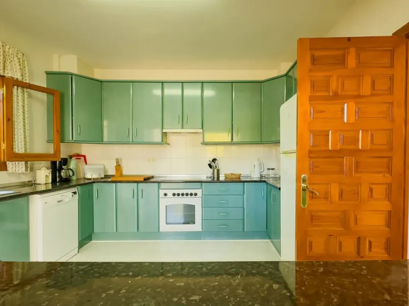 Charming detached house on a large plot with beautiful views, located in the quiet urbanization of Fuente Amarga (Almogía). The house is just a 15-minute drive from a village with all amenities, including shops, restaurants, banks, doctors, and schools.