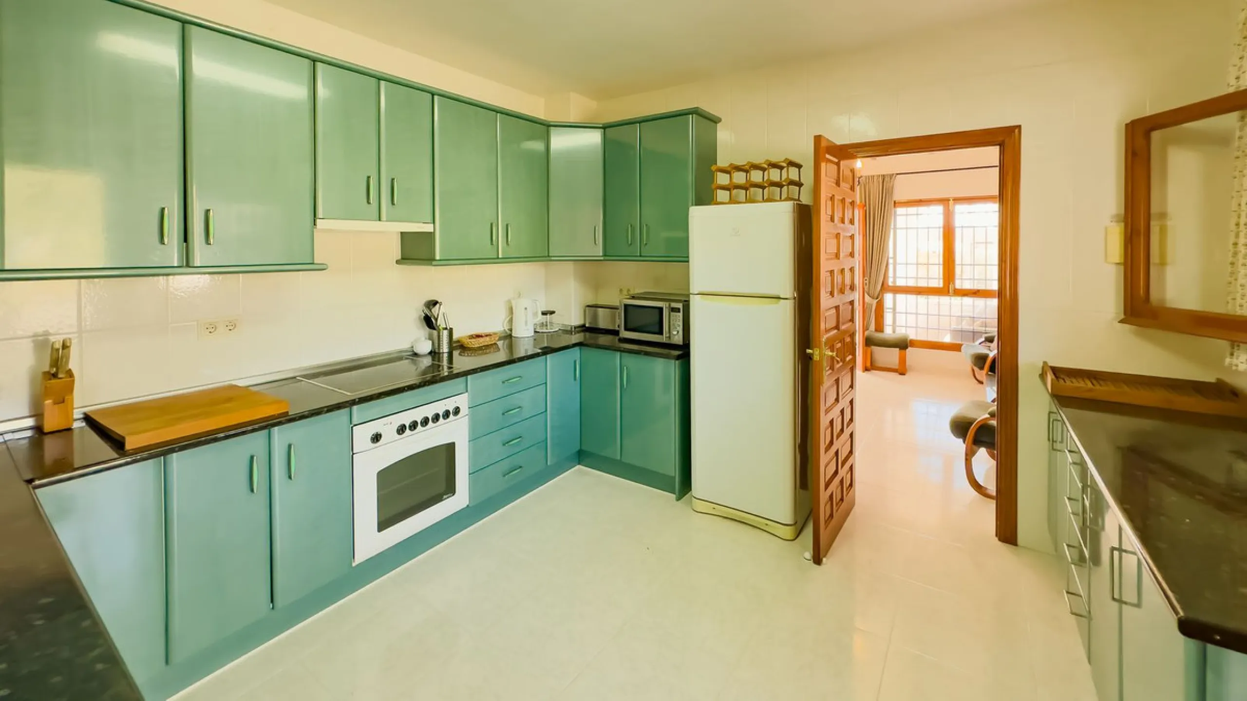 Charming detached house on a large plot with beautiful views, located in the quiet urbanization of Fuente Amarga (Almogía). The house is just a 15-minute drive from a village with all amenities, including shops, restaurants, banks, doctors, and schools.