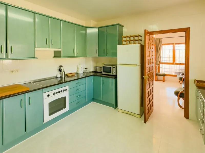 Charming detached house on a large plot with beautiful views, located in the quiet urbanization of Fuente Amarga (Almogía). The house is just a 15-minute drive from a village with all amenities, including shops, restaurants, banks, doctors, and schools.