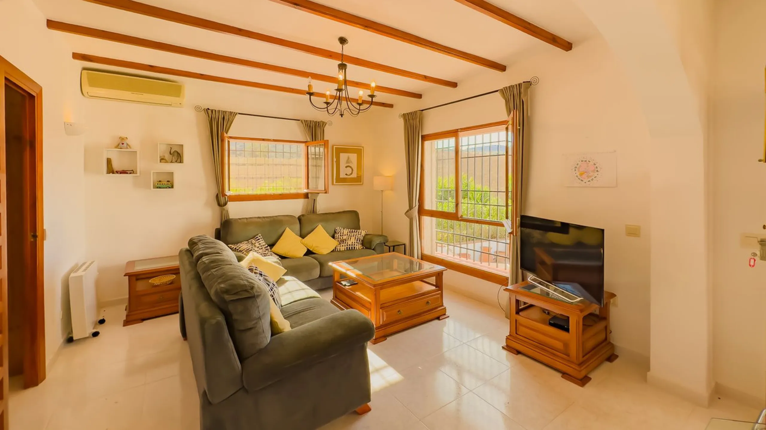 Charming detached house on a large plot with beautiful views, located in the quiet urbanization of Fuente Amarga (Almogía). The house is just a 15-minute drive from a village with all amenities, including shops, restaurants, banks, doctors, and schools.