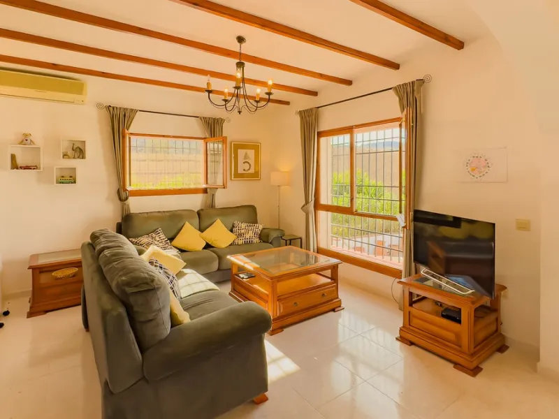 Charming detached house on a large plot with beautiful views, located in the quiet urbanization of Fuente Amarga (Almogía). The house is just a 15-minute drive from a village with all amenities, including shops, restaurants, banks, doctors, and schools.