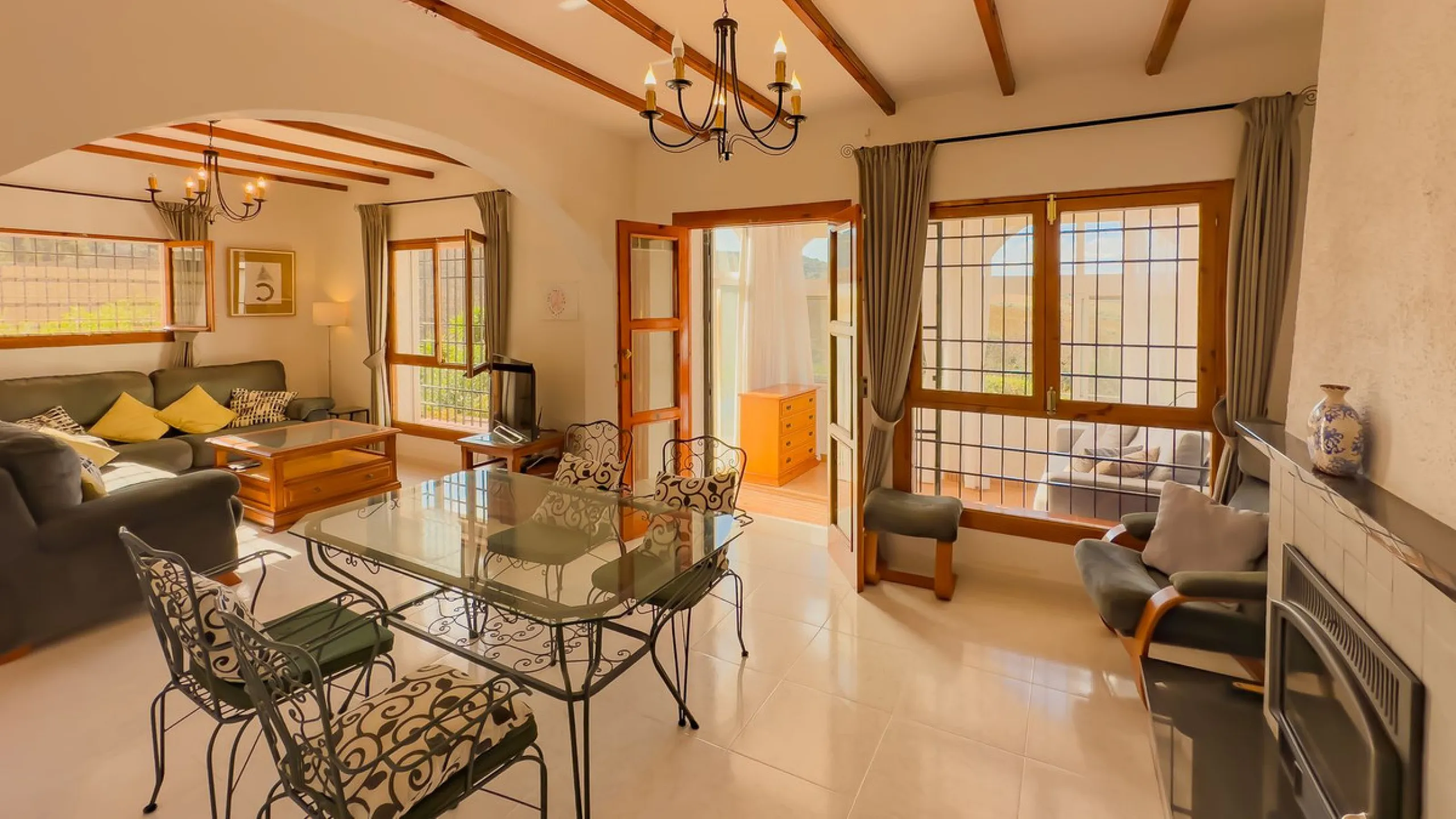 Charming detached house on a large plot with beautiful views, located in the quiet urbanization of Fuente Amarga (Almogía). The house is just a 15-minute drive from a village with all amenities, including shops, restaurants, banks, doctors, and schools.