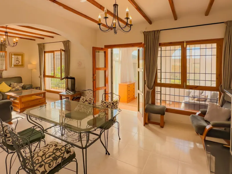 Charming detached house on a large plot with beautiful views, located in the quiet urbanization of Fuente Amarga (Almogía). The house is just a 15-minute drive from a village with all amenities, including shops, restaurants, banks, doctors, and schools.