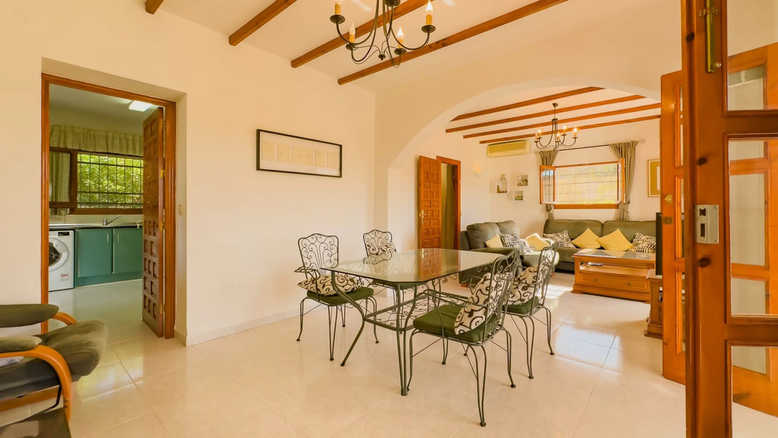 Charming detached house on a large plot with beautiful views, located in the quiet urbanization of Fuente Amarga (Almogía). The house is just a 15-minute drive from a village with all amenities, including shops, restaurants, banks, doctors, and schools.