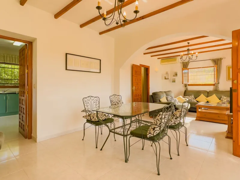 Charming detached house on a large plot with beautiful views, located in the quiet urbanization of Fuente Amarga (Almogía). The house is just a 15-minute drive from a village with all amenities, including shops, restaurants, banks, doctors, and schools.