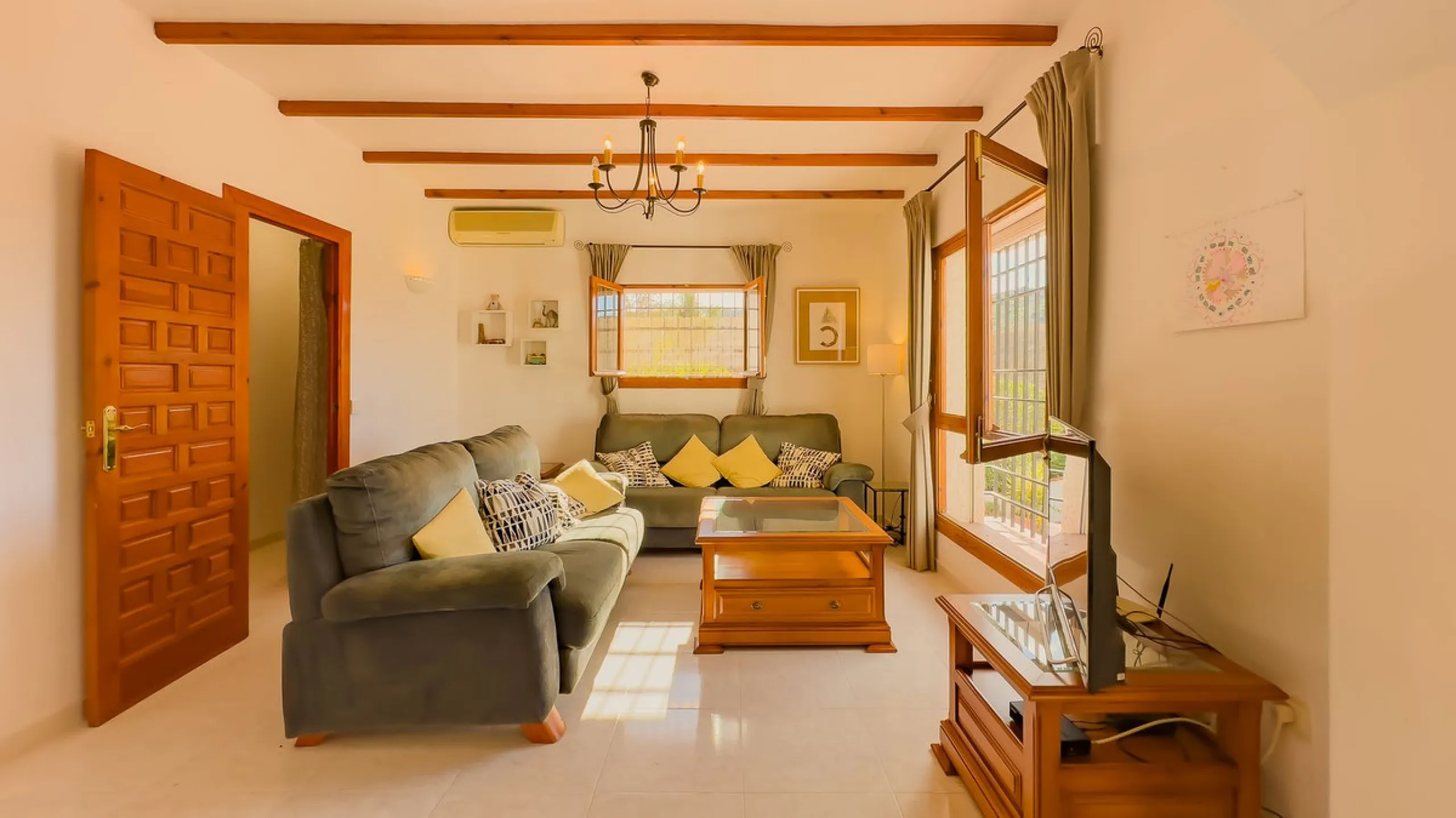 Charming detached house on a large plot with beautiful views, located in the quiet urbanization of Fuente Amarga (Almogía). The house is just a 15-minute drive from a village with all amenities, including shops, restaurants, banks, doctors, and schools.