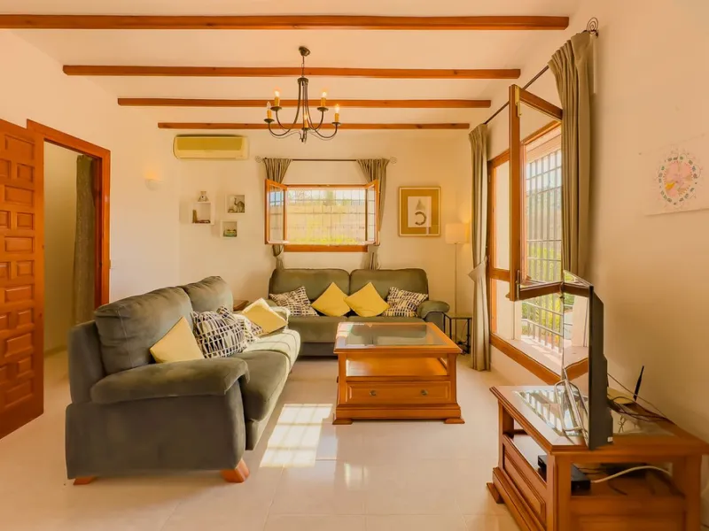 Charming detached house on a large plot with beautiful views, located in the quiet urbanization of Fuente Amarga (Almogía). The house is just a 15-minute drive from a village with all amenities, including shops, restaurants, banks, doctors, and schools.