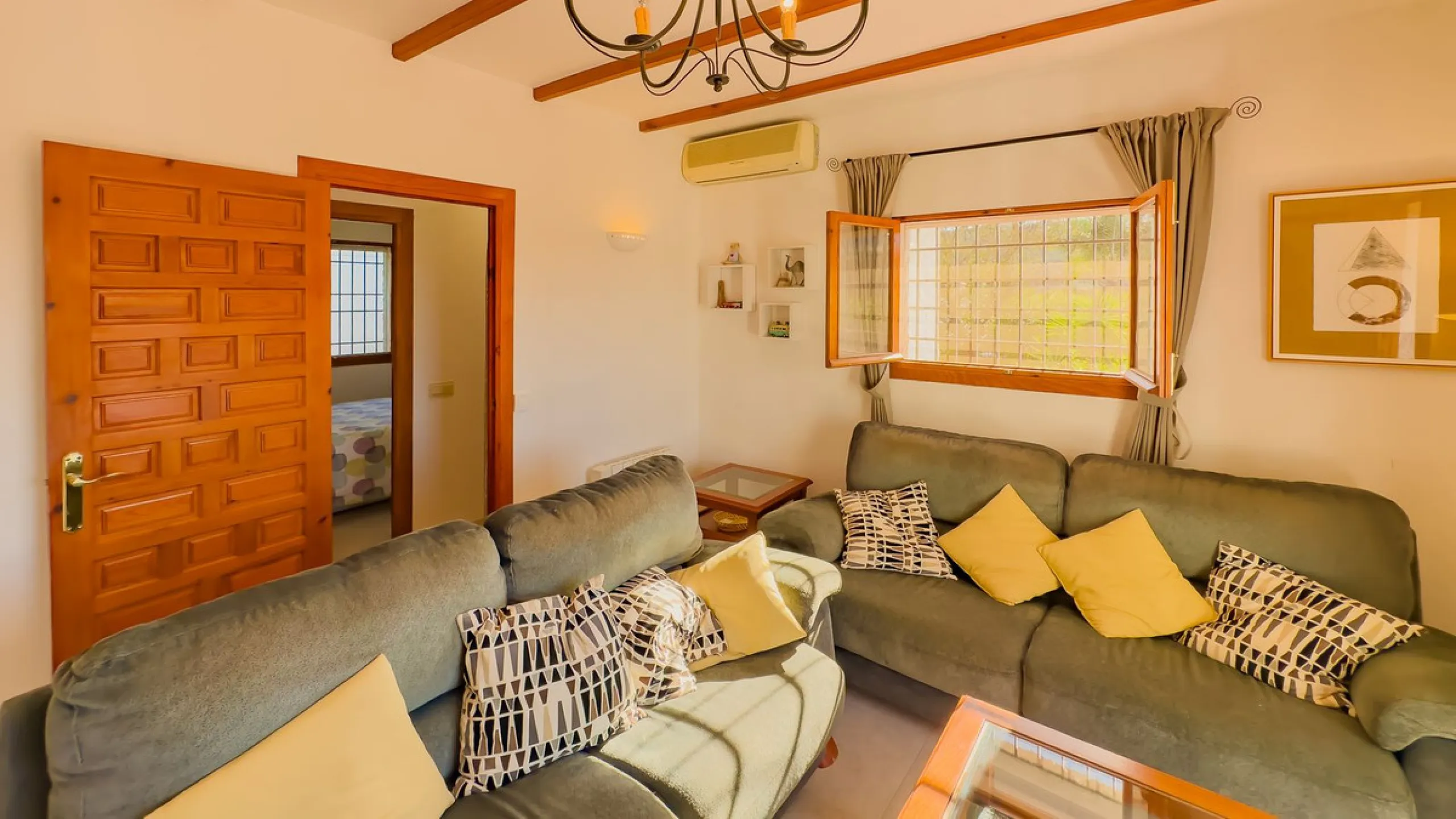 Charming detached house on a large plot with beautiful views, located in the quiet urbanization of Fuente Amarga (Almogía). The house is just a 15-minute drive from a village with all amenities, including shops, restaurants, banks, doctors, and schools.