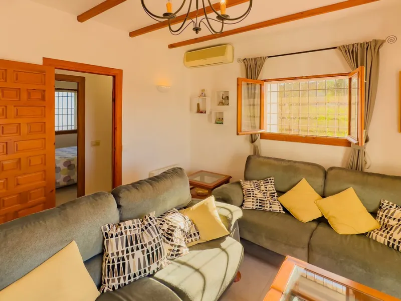 Charming detached house on a large plot with beautiful views, located in the quiet urbanization of Fuente Amarga (Almogía). The house is just a 15-minute drive from a village with all amenities, including shops, restaurants, banks, doctors, and schools.