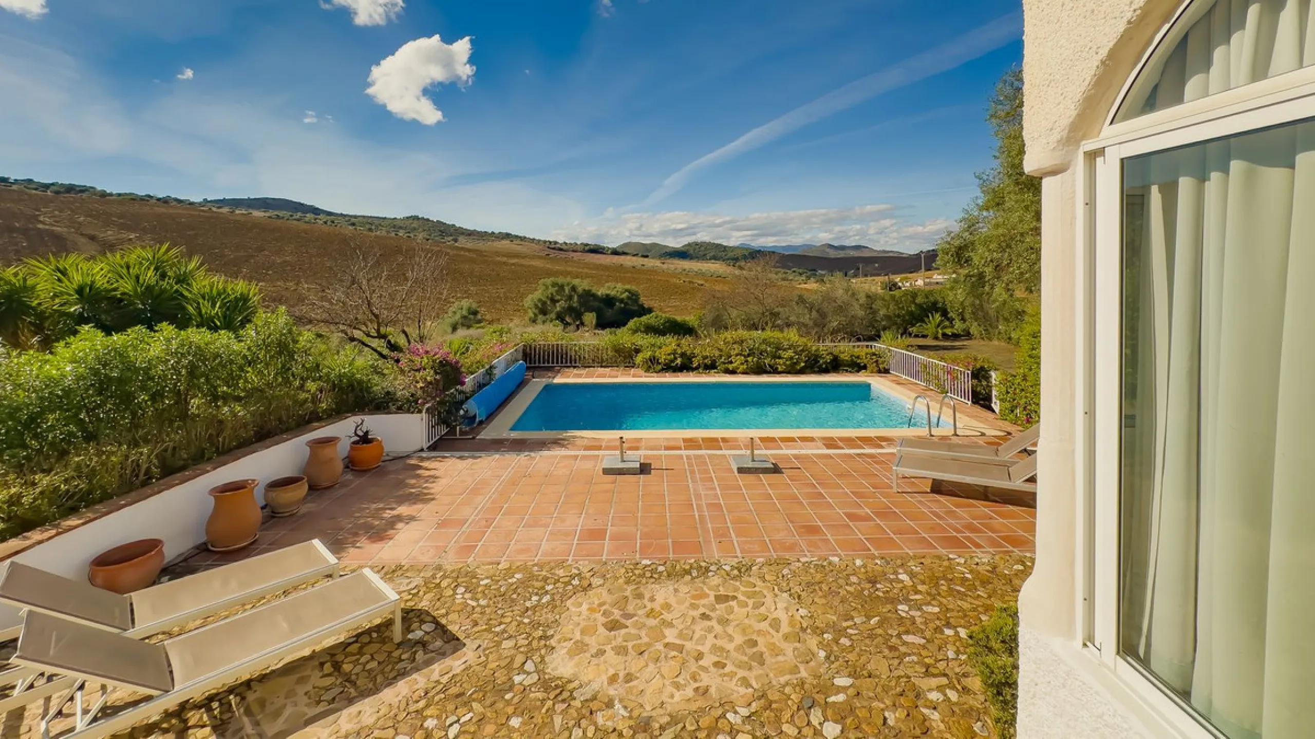 Charming detached house on a large plot with beautiful views, located in the quiet urbanization of Fuente Amarga (Almogía). The house is just a 15-minute drive from a village with all amenities, including shops, restaurants, banks, doctors, and schools.