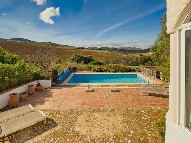 Charming detached house on a large plot with beautiful views, located in the quiet urbanization of Fuente Amarga (Almogía). The house is just a 15-minute drive from a village with all amenities, including shops, restaurants, banks, doctors, and schools.