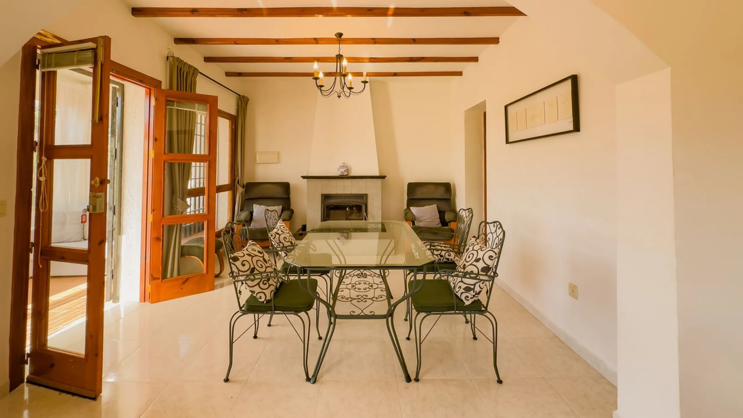 Charming detached house on a large plot with beautiful views, located in the quiet urbanization of Fuente Amarga (Almogía). The house is just a 15-minute drive from a village with all amenities, including shops, restaurants, banks, doctors, and schools.