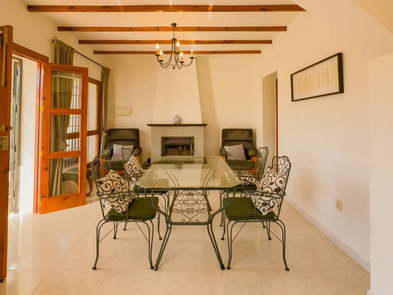 Charming detached house on a large plot with beautiful views, located in the quiet urbanization of Fuente Amarga (Almogía). The house is just a 15-minute drive from a village with all amenities, including shops, restaurants, banks, doctors, and schools.