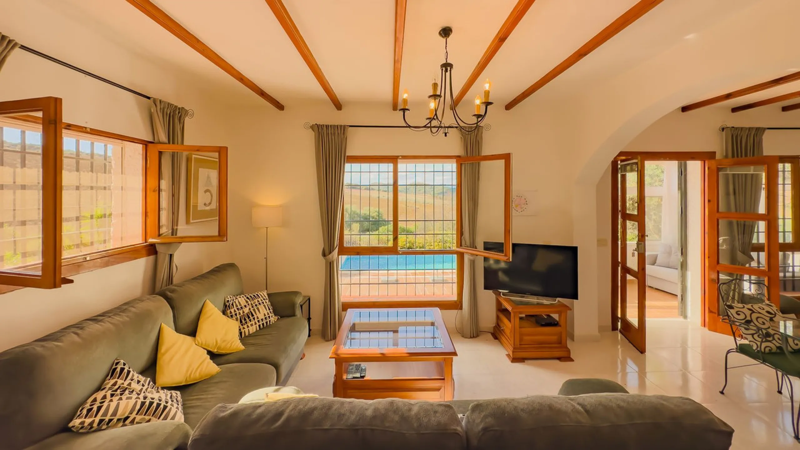 Charming detached house on a large plot with beautiful views, located in the quiet urbanization of Fuente Amarga (Almogía). The house is just a 15-minute drive from a village with all amenities, including shops, restaurants, banks, doctors, and schools.