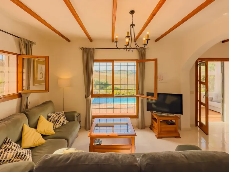 Charming detached house on a large plot with beautiful views, located in the quiet urbanization of Fuente Amarga (Almogía). The house is just a 15-minute drive from a village with all amenities, including shops, restaurants, banks, doctors, and schools.
