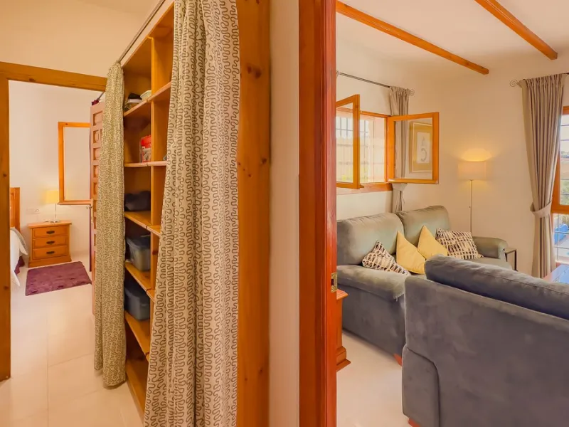 Charming detached house on a large plot with beautiful views, located in the quiet urbanization of Fuente Amarga (Almogía). The house is just a 15-minute drive from a village with all amenities, including shops, restaurants, banks, doctors, and schools.