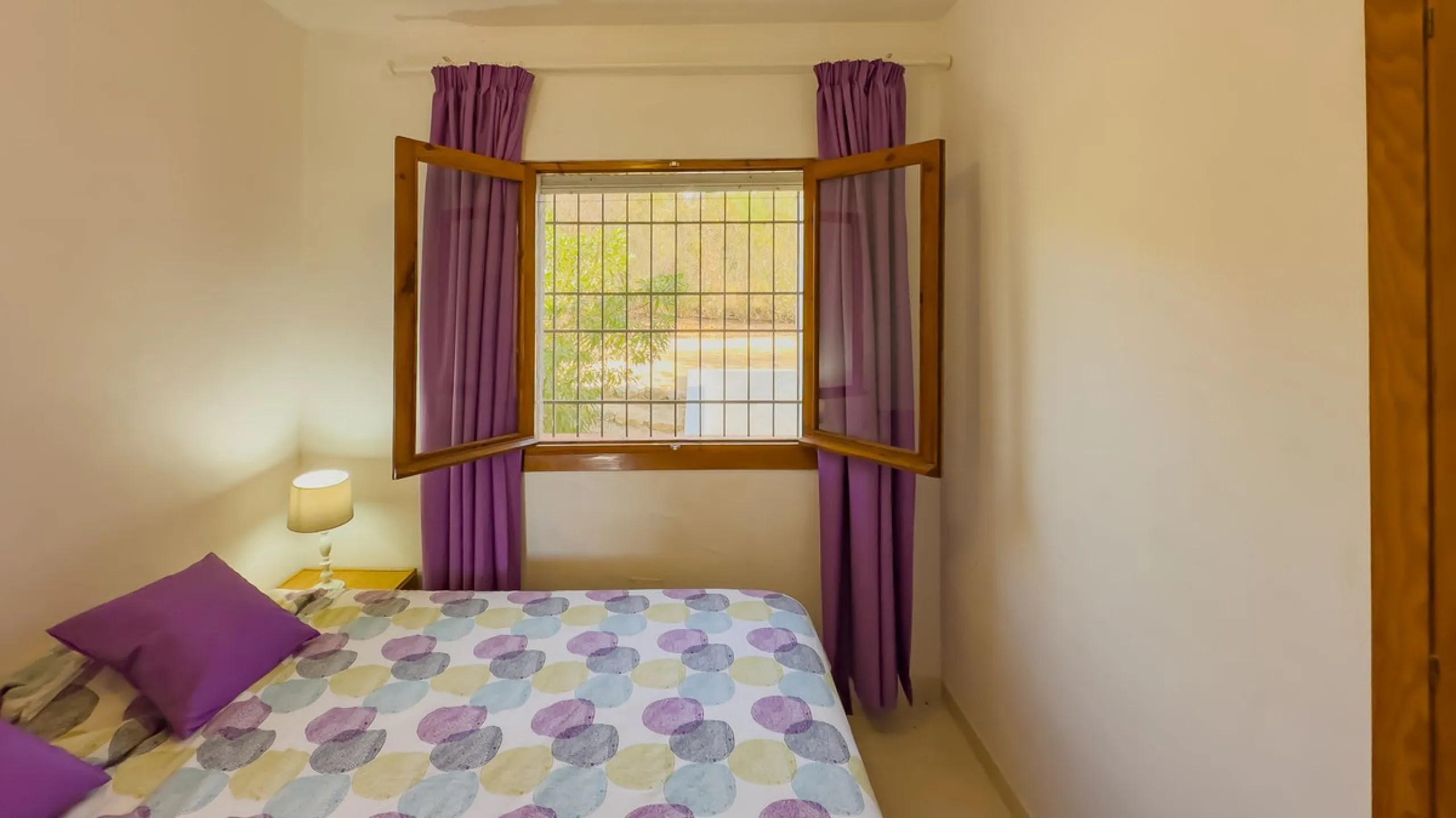 Charming detached house on a large plot with beautiful views, located in the quiet urbanization of Fuente Amarga (Almogía). The house is just a 15-minute drive from a village with all amenities, including shops, restaurants, banks, doctors, and schools.