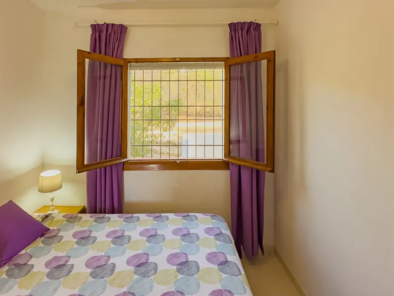 Charming detached house on a large plot with beautiful views, located in the quiet urbanization of Fuente Amarga (Almogía). The house is just a 15-minute drive from a village with all amenities, including shops, restaurants, banks, doctors, and schools.